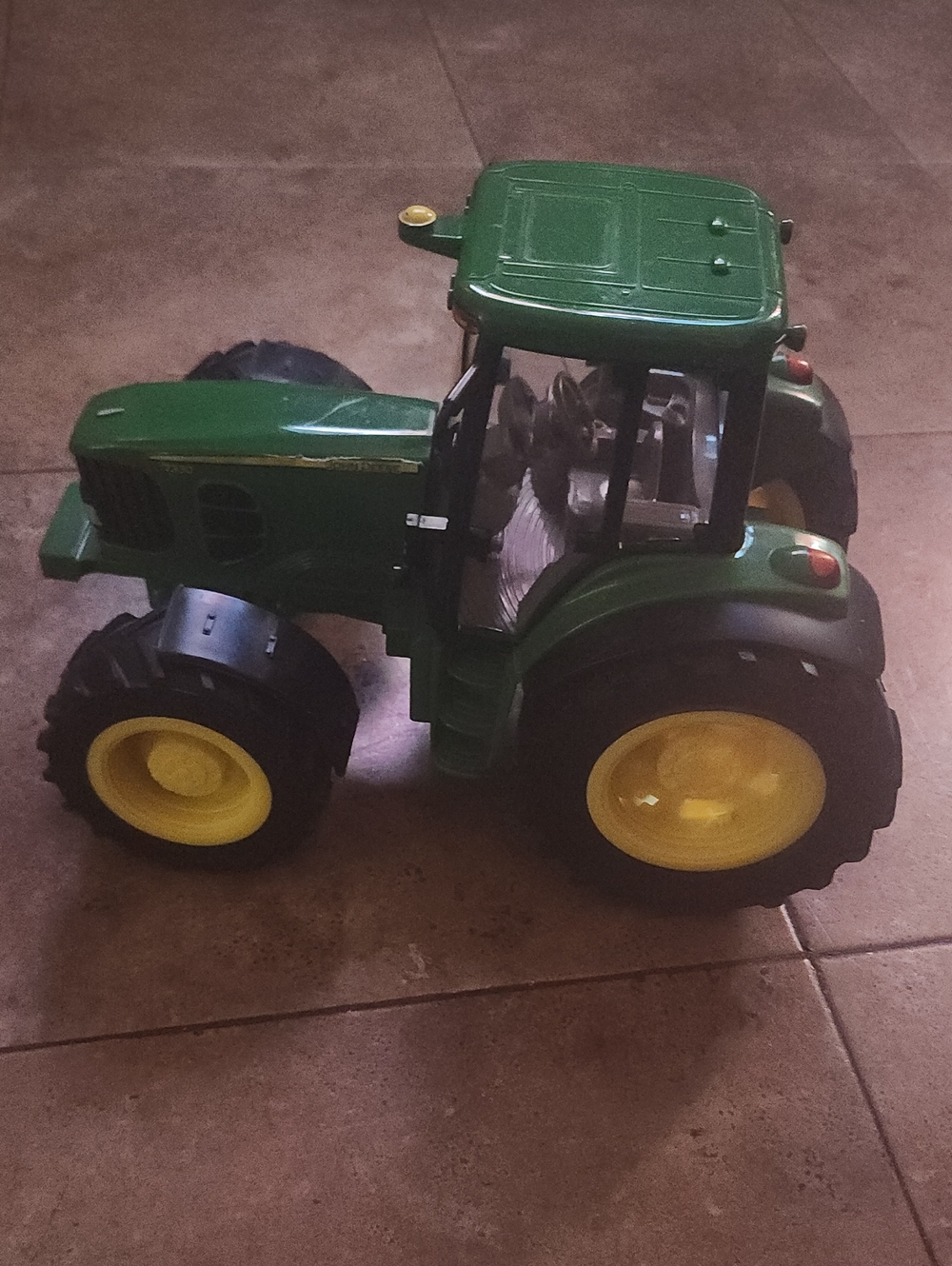1/64 John Deere Tractor with Rear Duals Wheels